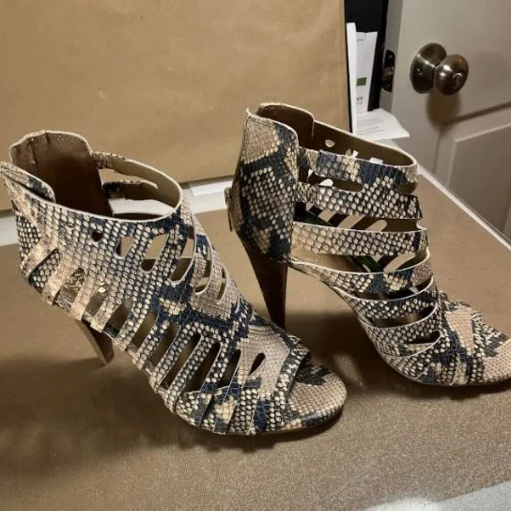 Vince Camuto High Heel Back Zip Peep Toe Snakeskin Shoes Booties Size 6.5 EUC